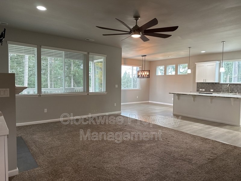 Beautiful 4 bd + Den with Spacious Yard property image