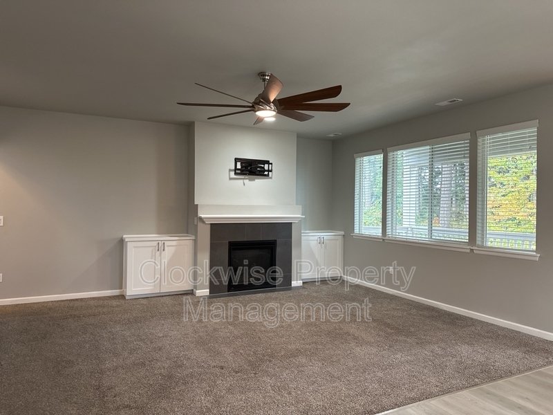 Beautiful 4 bd + Den with Spacious Yard property image