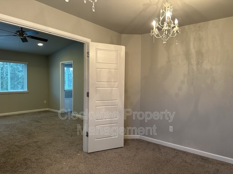 Beautiful 4 bd + Den with Spacious Yard property image