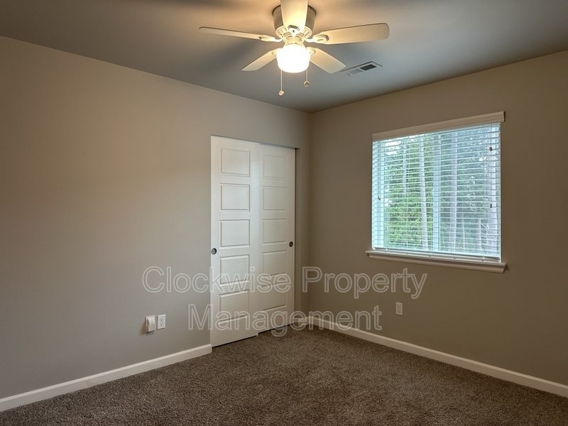 Beautiful 4 bd + Den with Spacious Yard property image