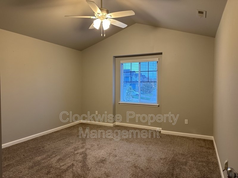 Beautiful 4 bd + Den with Spacious Yard property image