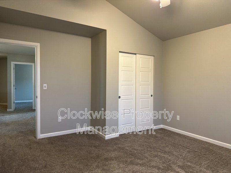 Beautiful 4 bd + Den with Spacious Yard property image